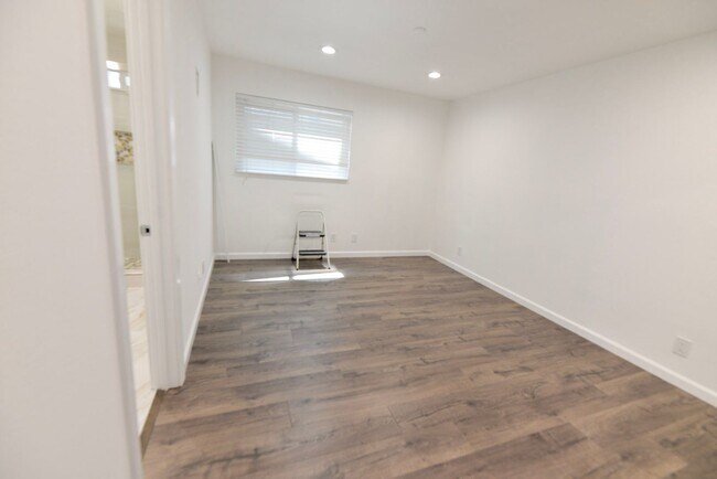 Building Photo - 257 Avenida Victoria