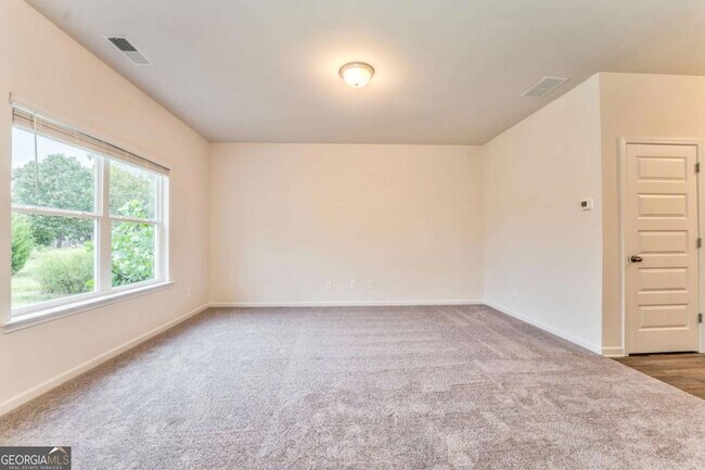 Building Photo - 8 Majestic Oaks Way NE