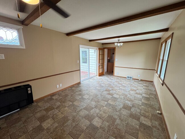 Building Photo - Charming 3 Bedroom Home With Fireplace and 2-Car Garage in Moline!