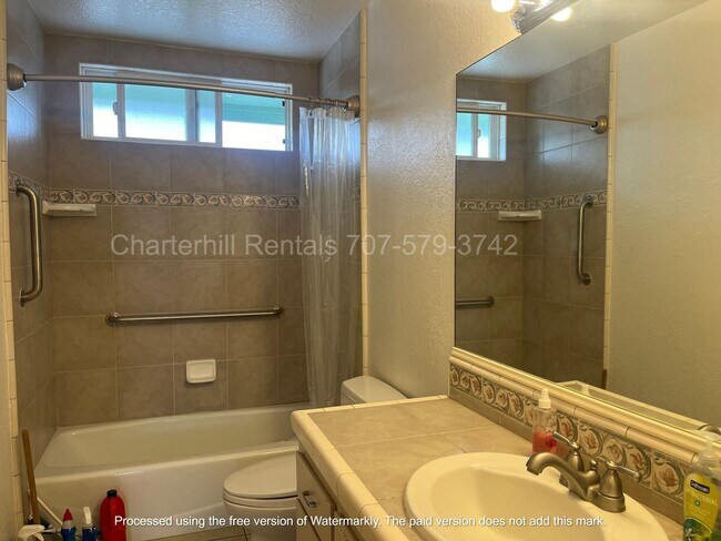 Building Photo - Lovely home on large lot down a private la...