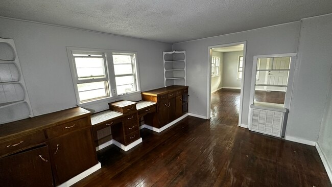 Building Photo - 1201 E 8th Ave