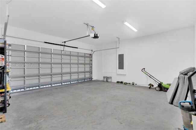 Building Photo - 2444 SE 24th Ave