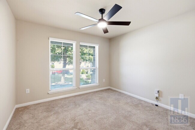 Building Photo - 821 Schefer St