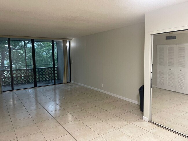 Building Photo - 1Bed/1.5 Bath