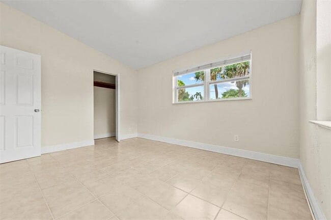 Building Photo - 1524 NW 18th Ct
