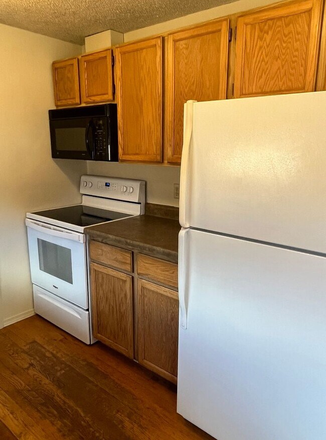 Building Photo - PRELEASING: Updated 3 bed/1 bath Rambler in Roosevelt Neighborhood!