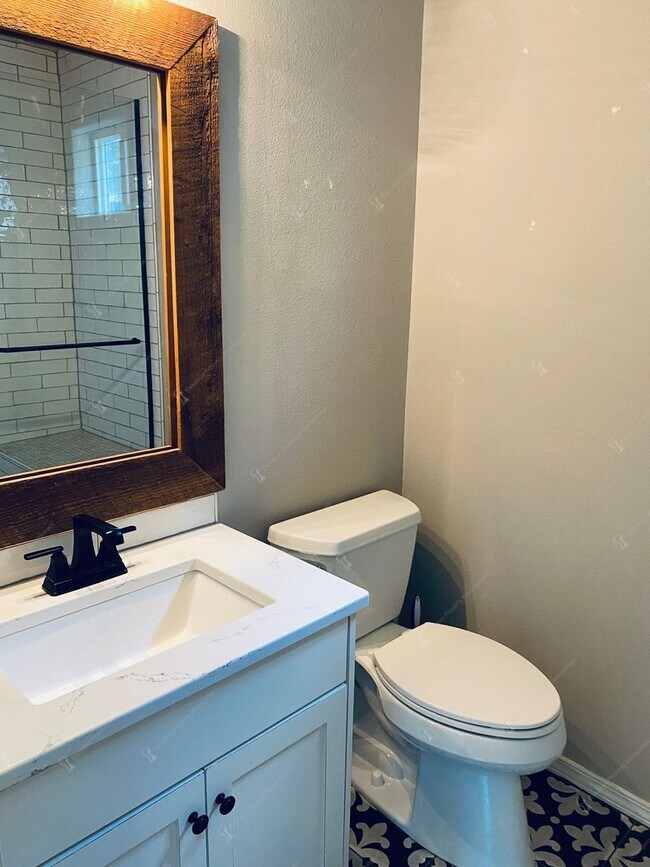Building Photo - Desirable Modern & Charming Westside 2BR -...