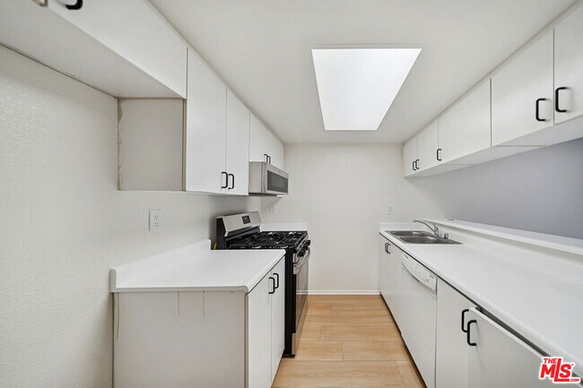 Building Photo - 870 Crenshaw Blvd