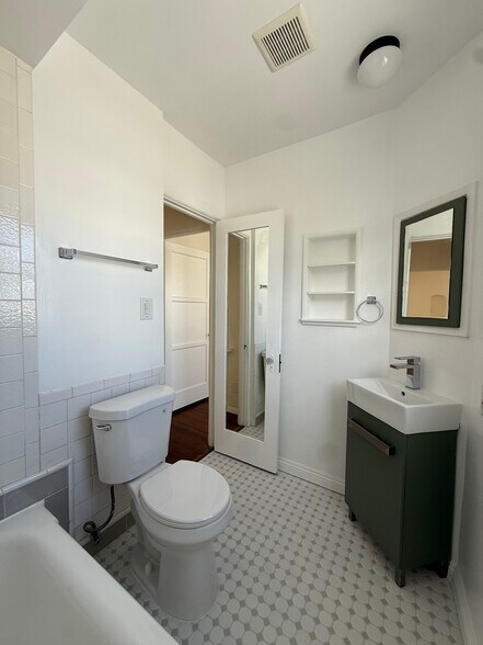 Building Photo - 5854 Arlington Ave