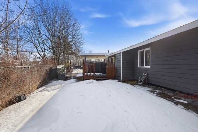 Building Photo - 900 N Wesglenn Cir