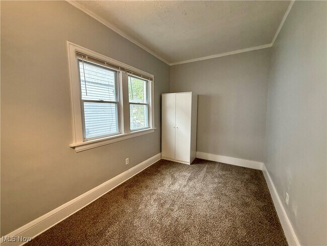 Building Photo - 810 Thayer St