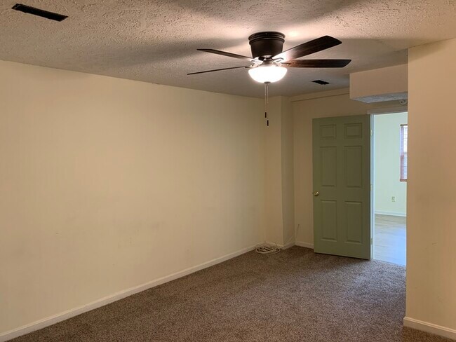 Building Photo - 126 Kings Mill Dr