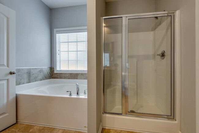 Building Photo - Spacious 4 Bedroom Home with Open Floor Plan - Free Rent!