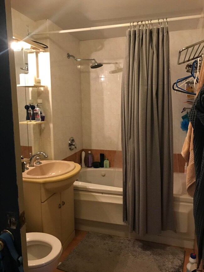 Building Photo - 3415 Guider Ave