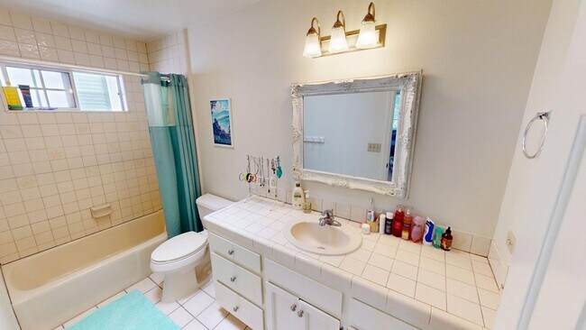 Building Photo - Spacious 4 Bedroom 3.5 Bathroom Coronado H...