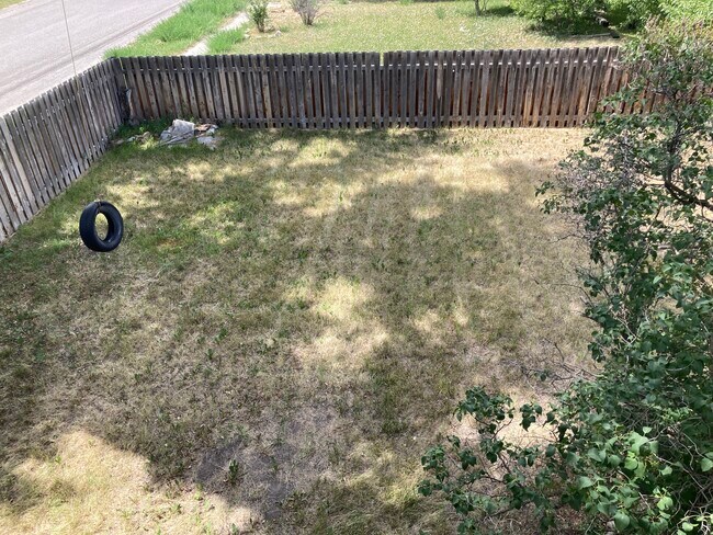 Yard w/ privacy fence - 110 E Hickory St