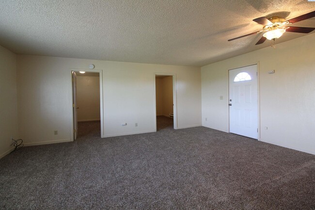 Building Photo - 2 Bed/1 Bath House in North Pasco