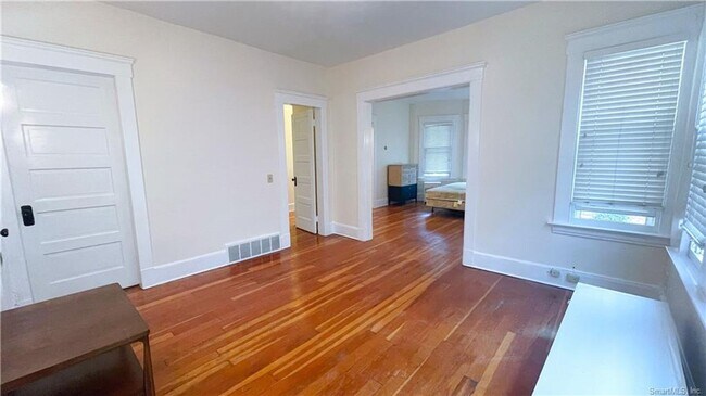 Building Photo - 134 Mansfield St