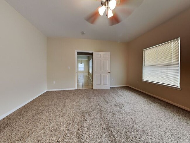 Building Photo - No Applications Fees* $500 off first month...