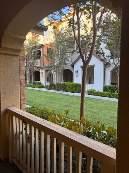 Building Photo - 758 S Melrose St
