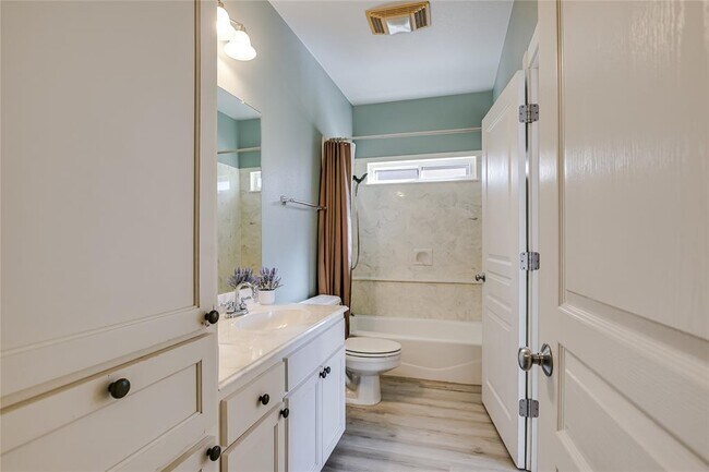 Building Photo - 945 Wesley Ridge Dr