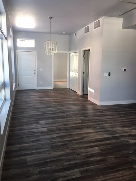 Building Photo - 902 Blondel St