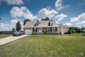 Building Photo - Pet Friendly Three Bedroom!