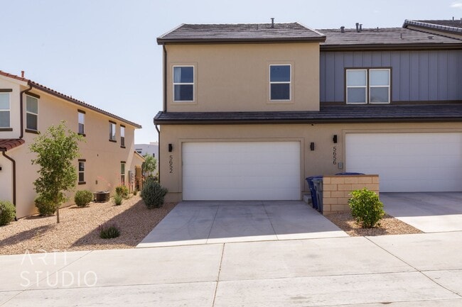 Building Photo - 3 Bedroom, 2.5 Bathroom Townhome in Auburn...