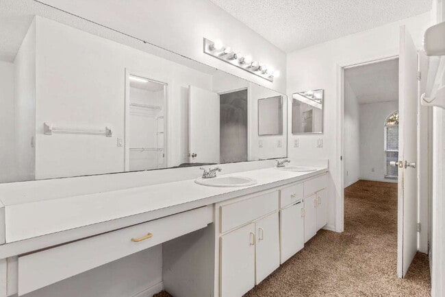 Building Photo - 3BR, 2BA available now in Silver Springs Shores