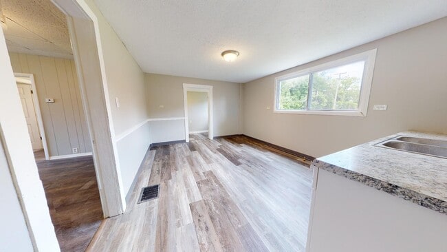 Building Photo - 4023 Valley Rd