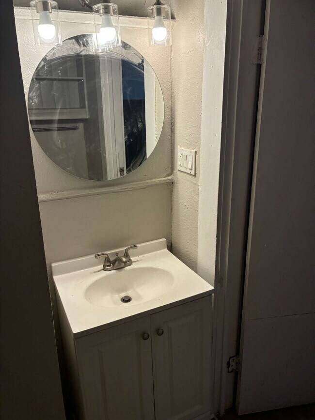 Building Photo - Application Special - South Side One Bedroom Apartment for Rent