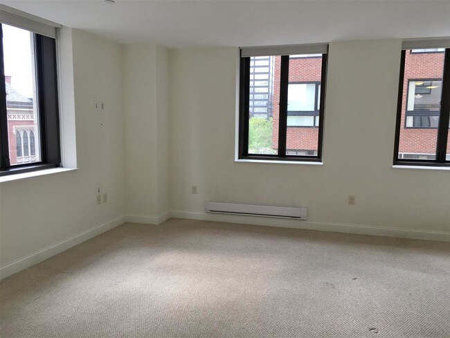 Building Photo - 875 Elm St