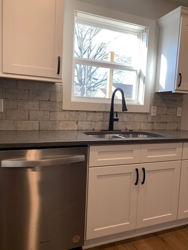 Building Photo - 2 Bed/1 Bath: Walk to International Studie...