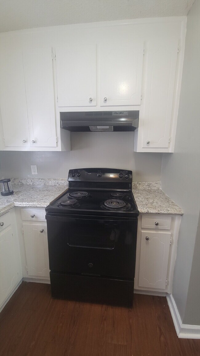 Building Photo - "Spacious 2-Bed, 2-Bath Gem in Huntsville's Heart – Your Ideal Retreat Awaits!"