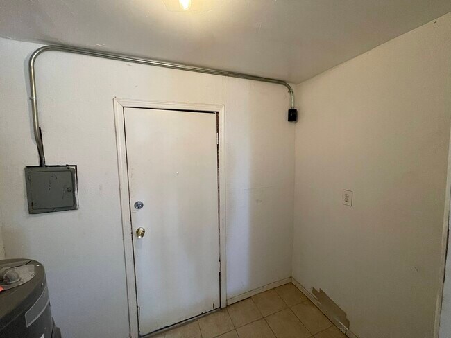 washer dryer hookup - 3315 E Missouri Ave