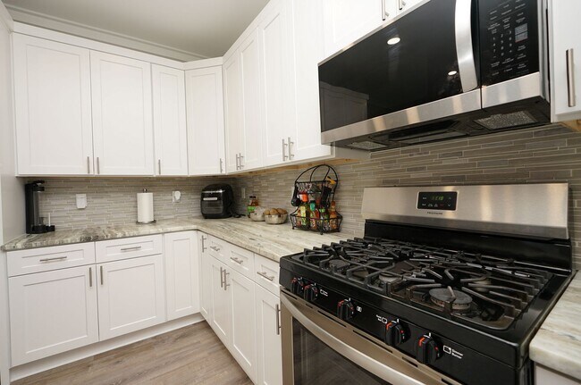 Building Photo - Newer Townhome Conveniently Located Near E...