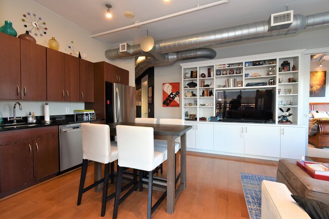 Building Photo - Stunning 2BR 2BA Corner Condo Blocks from ...