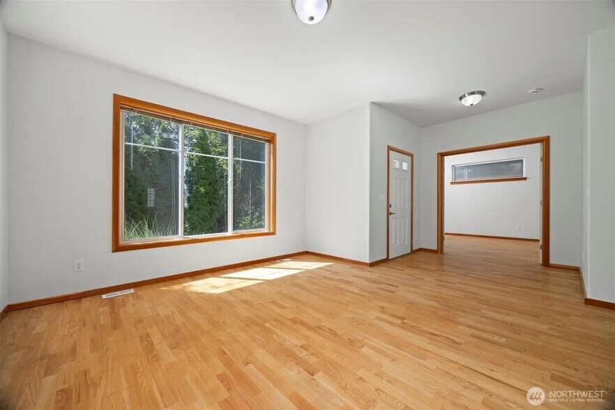 Building Photo - 6214 Malloy Ave