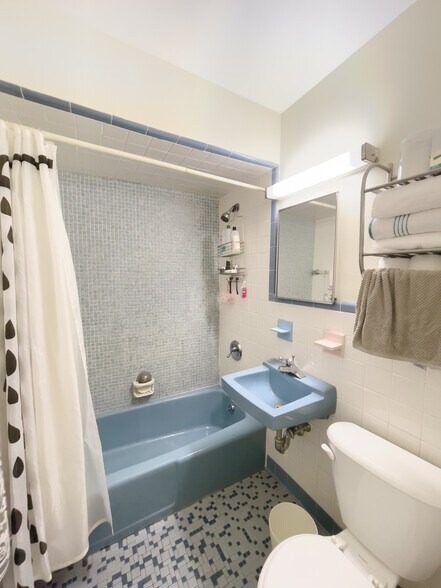 Building Photo - 594 Centre St