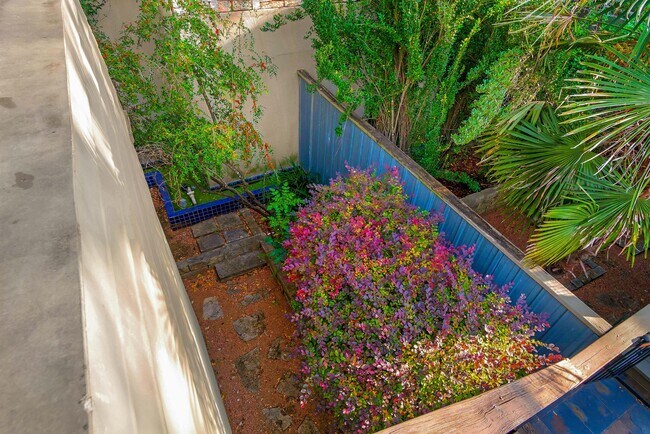 Building Photo - 701 Azie Morton Rd