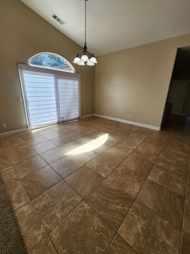 Building Photo - Gorgeous and Spacious 4 Bedroom Home