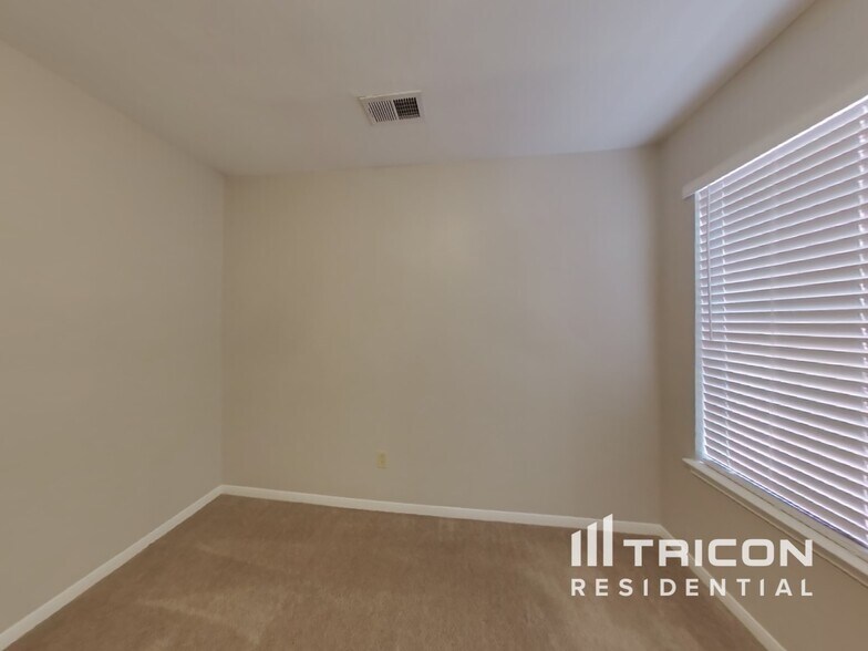 Building Photo - 6629 Queensclub Dr