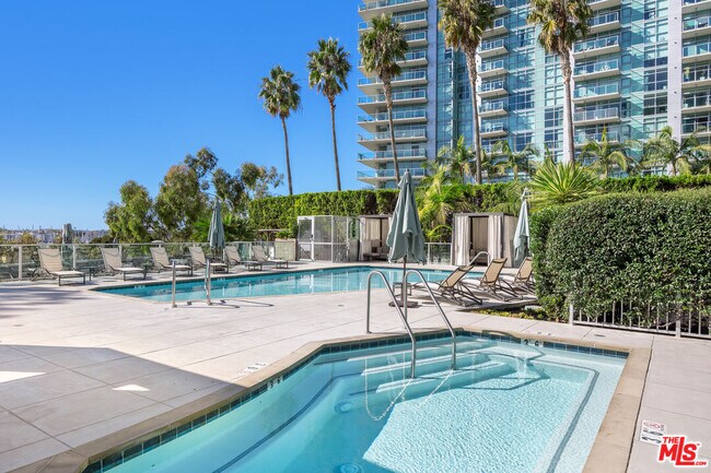 Building Photo - 13650 Marina Pointe Dr