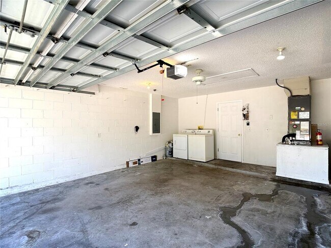 Building Photo - 526 Pine Cone Dr