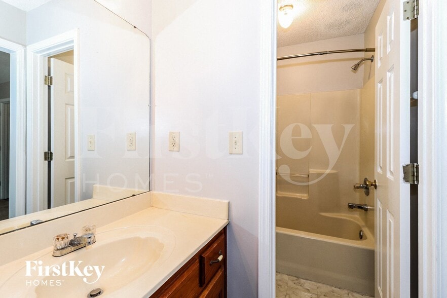 Building Photo - 1209 Breezy Gate Dr