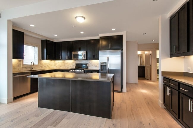 Building Photo - Gorgeous 2 BD/2BA Top Floor Condo In Great Peloton Community! Available August 7!