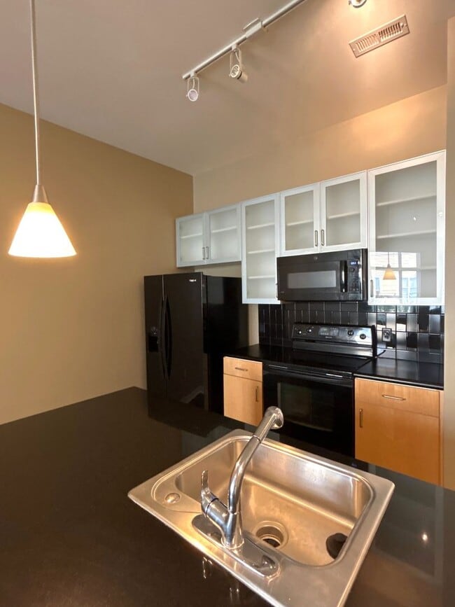 Building Photo - Live on the edge of Dilworth in Charlotte'...