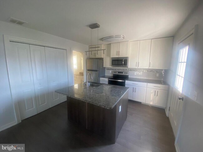 Building Photo - 124 Mortimer St