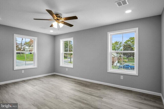 Building Photo - 1500 Embassy Dr