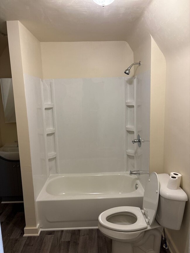 Building Photo - SPACIOUS 4 BEDROOM HOME READY TO WELCOME YOU